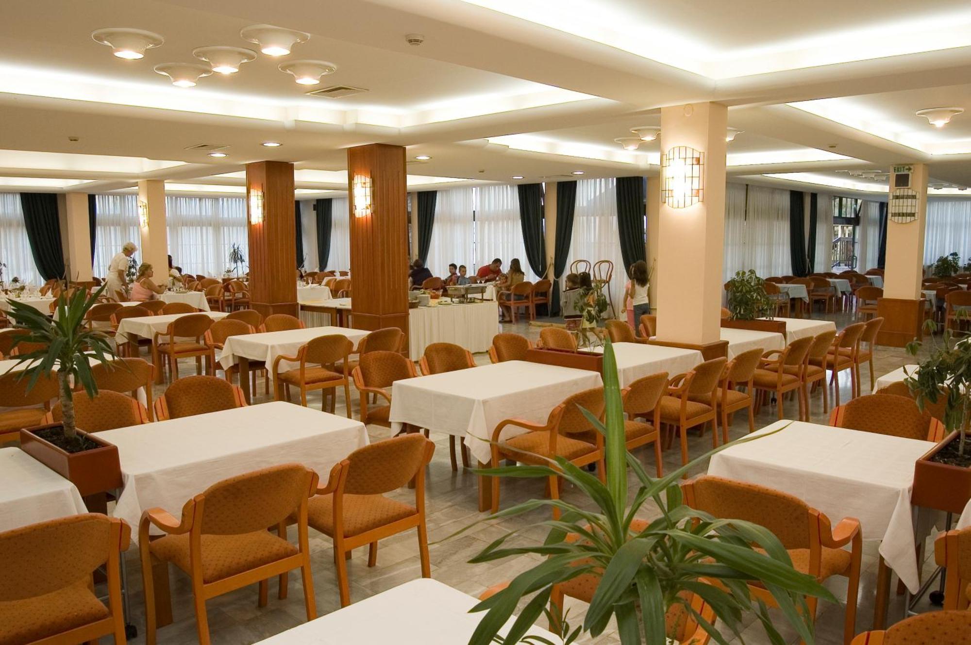 Hotel Makpetrol ستروغا المطعم الصورة