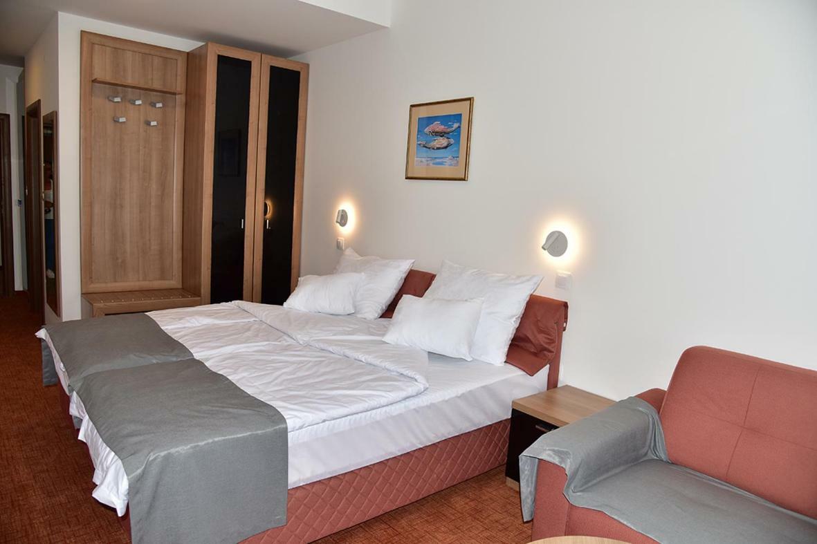 Hotel Makpetrol ستروغا المظهر الخارجي الصورة